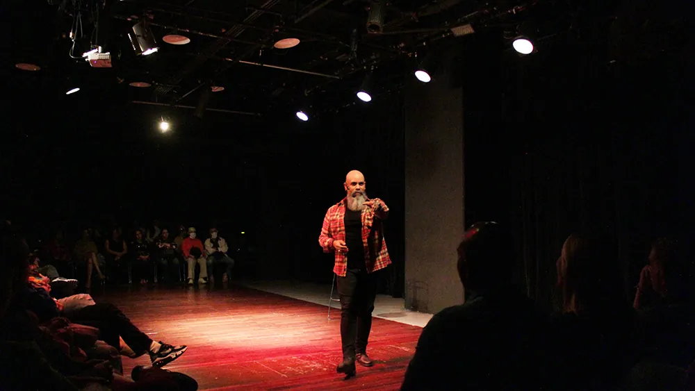 Dorian Ortiz en escena durante Me olvidé de vivir, frente al público